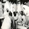 حضرت حجت الاسلام شهید شیخ احمد کافی (ره) در حال خدمت به حُجاج بیت الله الحرام ؛ مراسم حج سال 1346 شمسی