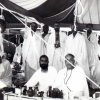حضرت حجت الاسلام شهید شیخ احمد کافی (ره) در حال خدمت به حُجاج بیت الله الحرام ؛ مراسم حج سال 1346 هجری شمسی